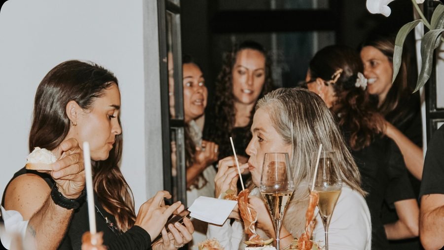 Invitados disfrutando de un evento gastronómico privado